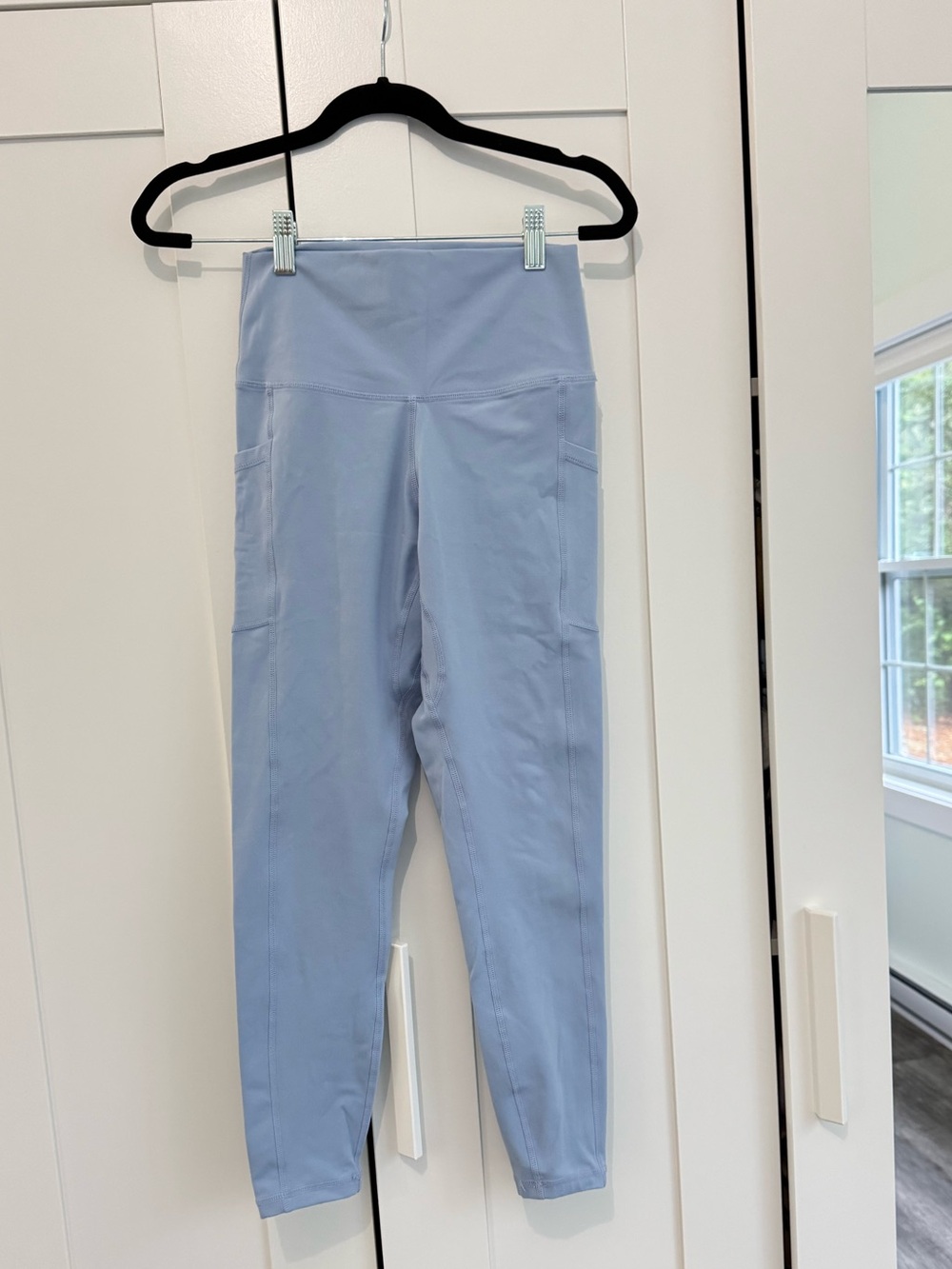 High-Waist Light Blue Active Leggings with Side Pockets